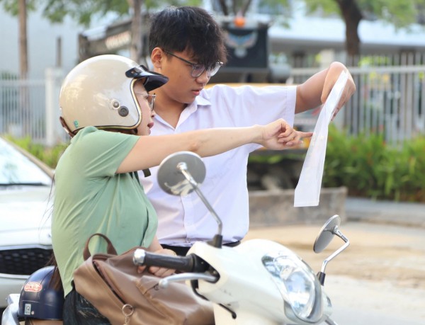 Đà Nẵng: Hơn 42.000 thí sinh thi lớp 10, cha mẹ hồi hộp đứng chờ ngoài cổng Đà Nẵng: Hơn 42.000 thí sinh thi lớp 10, cha mẹ hồi hộp đứng chờ ngoài cổng
