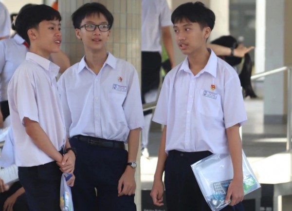 Đà Nẵng: Hơn 42.000 thí sinh thi lớp 10, cha mẹ hồi hộp đứng chờ ngoài cổng Đà Nẵng: Hơn 42.000 thí sinh thi lớp 10, cha mẹ hồi hộp đứng chờ ngoài cổng