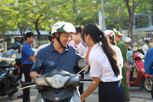 Đà Nẵng: Hơn 42.000 thí sinh thi lớp 10, cha mẹ hồi hộp đứng chờ ngoài cổng Đà Nẵng: Hơn 42.000 thí sinh thi lớp 10, cha mẹ hồi hộp đứng chờ ngoài cổng