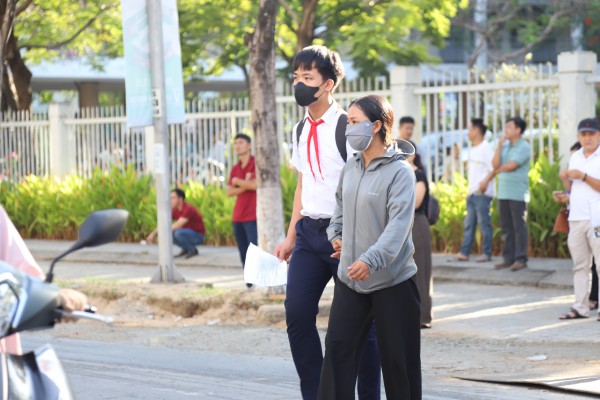 Đà Nẵng: Hơn 42.000 thí sinh thi lớp 10, cha mẹ hồi hộp đứng chờ ngoài cổng Đà Nẵng: Hơn 42.000 thí sinh thi lớp 10, cha mẹ hồi hộp đứng chờ ngoài cổng