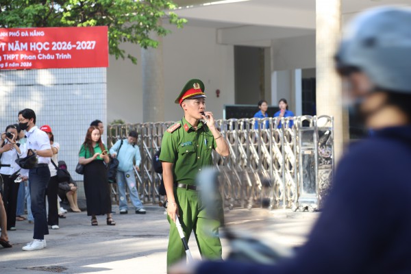 Đà Nẵng: Hơn 42.000 thí sinh thi lớp 10, cha mẹ hồi hộp đứng chờ ngoài cổng Đà Nẵng: Hơn 42.000 thí sinh thi lớp 10, cha mẹ hồi hộp đứng chờ ngoài cổng