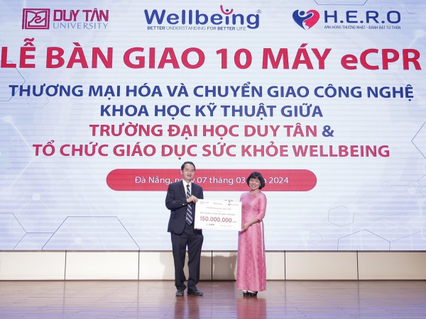 Đà Nẵng: Tặng máy hỗ trợ kỹ năng hồi sinh tim phổi cho học sinh THPT