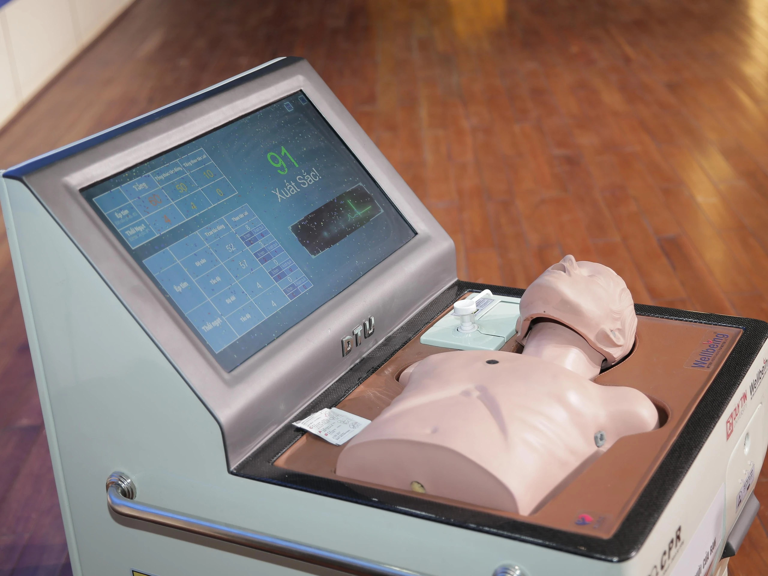 Đà Nẵng: Tặng máy hỗ trợ kỹ năng hồi sinh tim phổi cho học sinh THPT