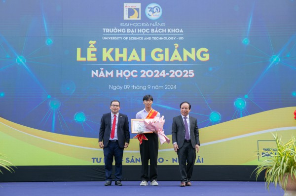 Đà Nẵng: Trao gần nửa tỉ đồng học bổng cho tân sinh viên xuất sắc