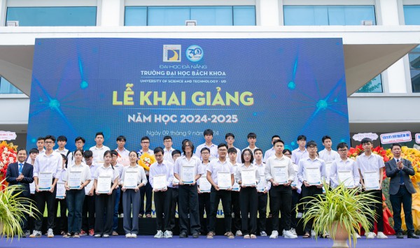 Đà Nẵng: Trao gần nửa tỉ đồng học bổng cho tân sinh viên xuất sắc