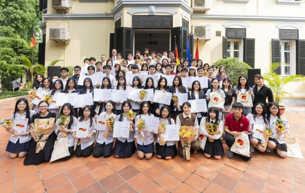 Đại sứ Đức đón các học sinh đậu tiếng Đức đến nhà riêng