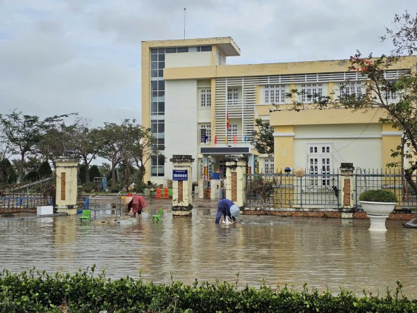 Đắk Lắk: Thầy cô cùng học sinh xắn tay dọn dẹp trường học sau lũ lụt