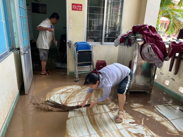 Đắk Lắk: Thầy cô cùng học sinh xắn tay dọn dẹp trường học sau lũ lụt