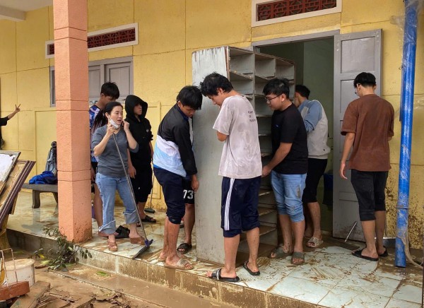 Đắk Lắk: Thầy cô cùng học sinh xắn tay dọn dẹp trường học sau lũ lụt