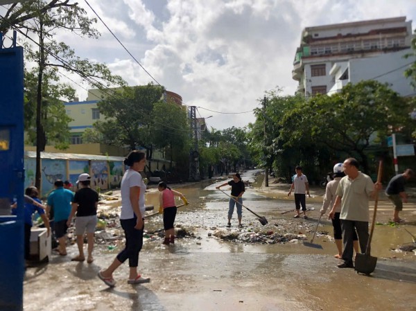 Đắk Lắk: Thầy cô cùng học sinh xắn tay dọn dẹp trường học sau lũ lụt