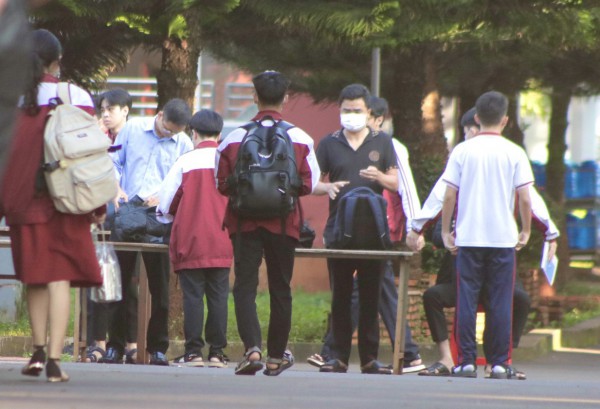 Đắk Lắk: Xác minh thông tin trường lục cặp, soát người học sinh khi vào lớp