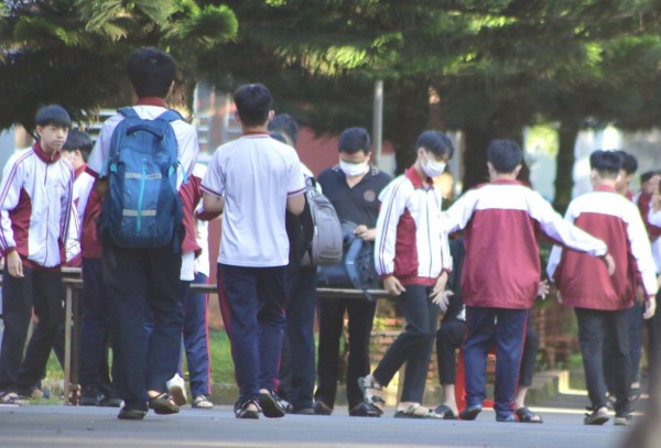 Đắk Lắk: Xác minh thông tin trường lục cặp, soát người học sinh khi vào lớp