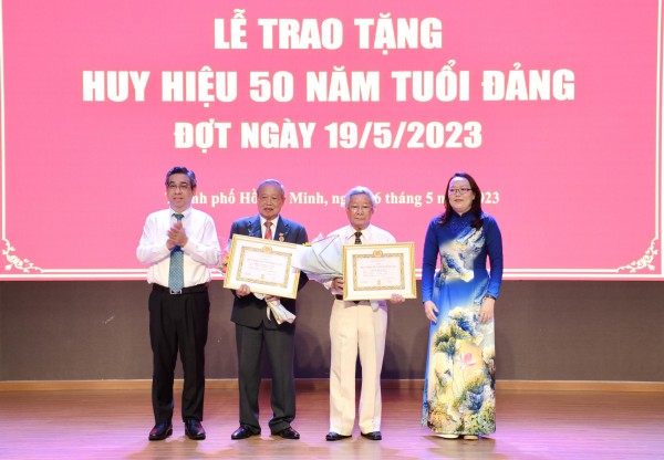 Đảng ủy Khối ĐH, CĐ TP.HCM trao Huy hiệu Đảng cho 7 đảng viên Đảng ủy Khối ĐH, CĐ TP.HCM trao Huy hiệu Đảng cho 7 đảng viên