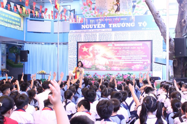 Đạo diễn 97 tuổi Xuân Phượng rưng rưng kể lại lần gặp Bác Hồ ở Việt Bắc