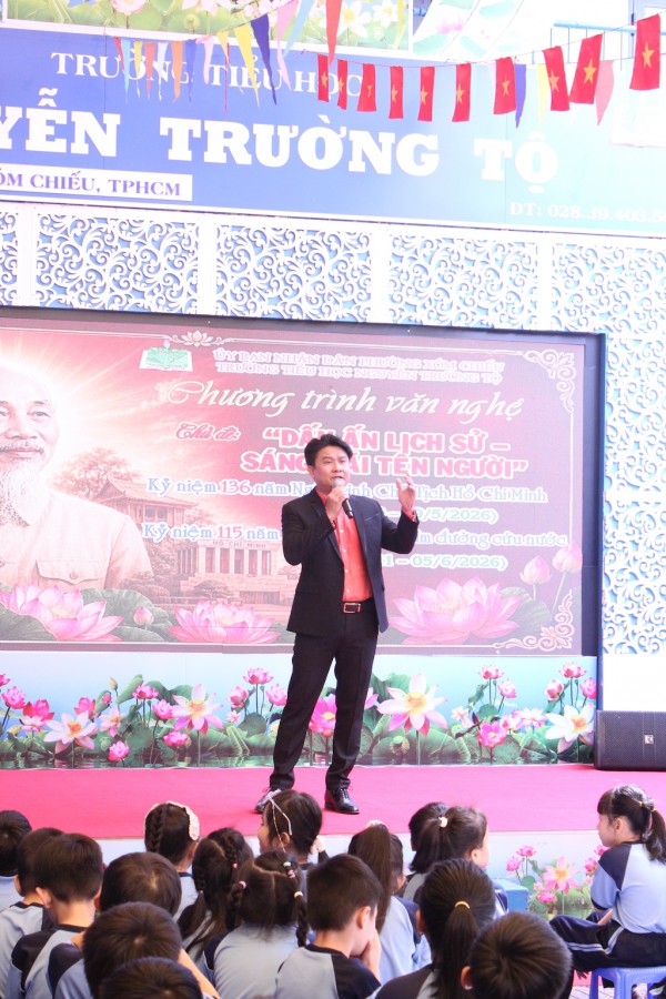 Đạo diễn 97 tuổi Xuân Phượng rưng rưng kể lại lần gặp Bác Hồ ở Việt Bắc