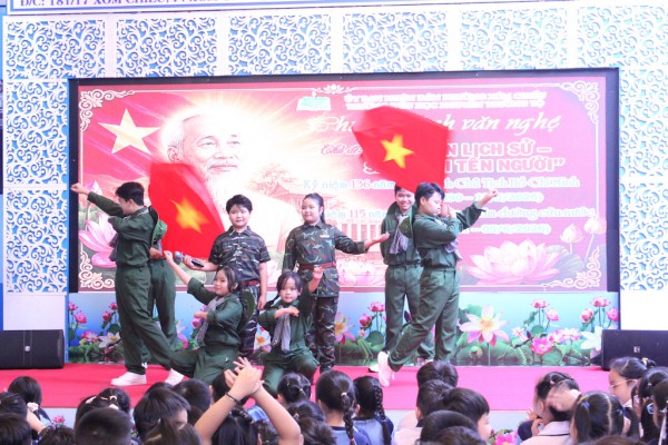 Đạo diễn 97 tuổi Xuân Phượng rưng rưng kể lại lần gặp Bác Hồ ở Việt Bắc