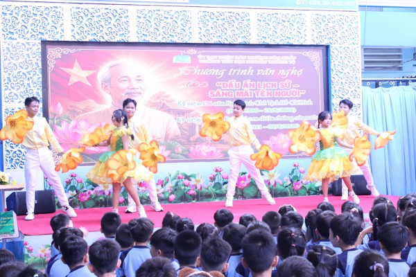Đạo diễn 97 tuổi Xuân Phượng rưng rưng kể lại lần gặp Bác Hồ ở Việt Bắc