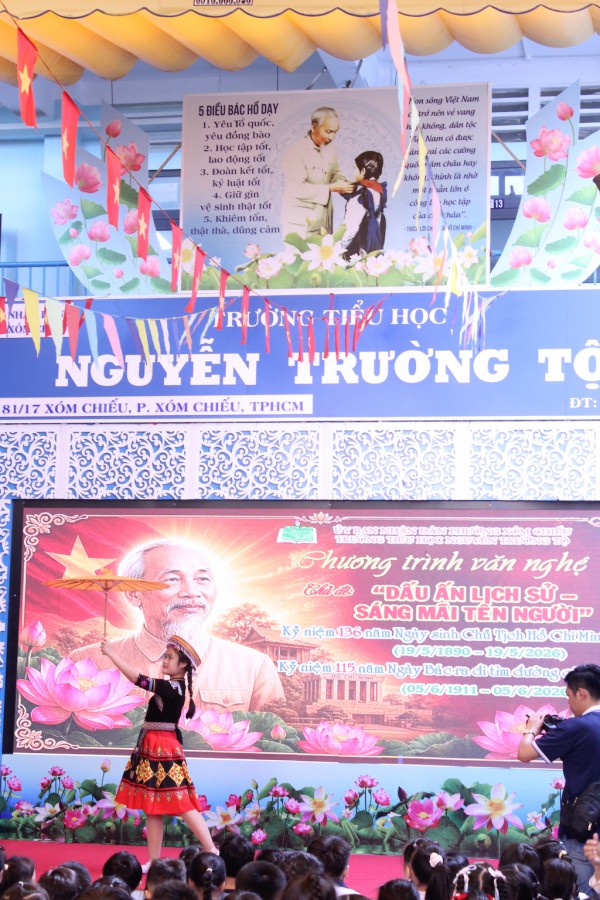 Đạo diễn 97 tuổi Xuân Phượng rưng rưng kể lại lần gặp Bác Hồ ở Việt Bắc