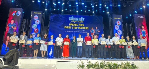 Đặt mục tiêu trao 8.000 suất học bổng cho học sinh, sinh viên vùng biển đảo Đặt mục tiêu trao 8.000 suất học bổng cho học sinh, sinh viên vùng biển đảo