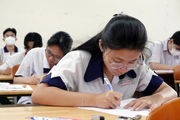 Để hạn chế chấm chặt, chấm lỏng môn văn thi tốt nghiệp