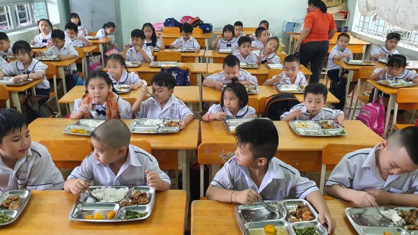 Đề phòng ngộ độc thực phẩm học đường: Không thể chỉ kiểm tra ‘bằng mắt’