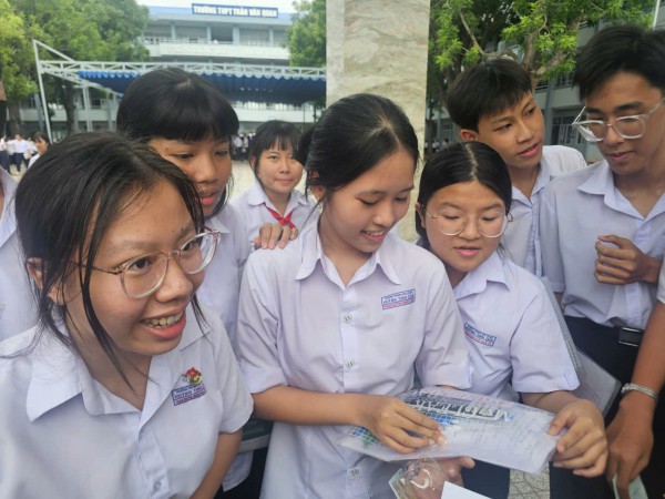Đề toán lớp 10 TP.HCM: 'Học sinh trung bình cũng có thể 5 điểm khá dễ dàng' Đề toán lớp 10 TP.HCM: 'Học sinh trung bình cũng có thể 5 điểm khá dễ dàng'