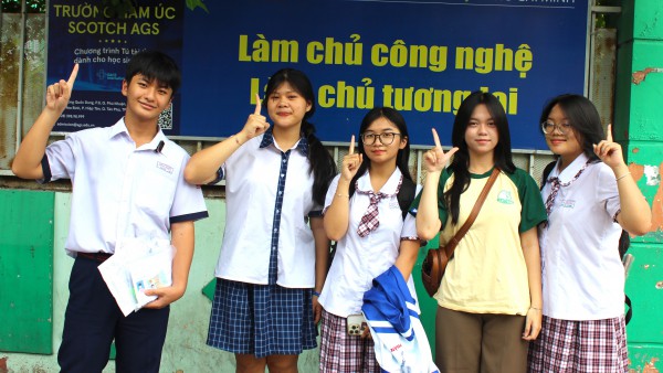 'Đề toán thi lớp 10 TP.HCM mà cho năm ngoái là em thủ khoa rồi' 'Đề toán thi lớp 10 TP.HCM mà cho năm ngoái là em thủ khoa rồi'