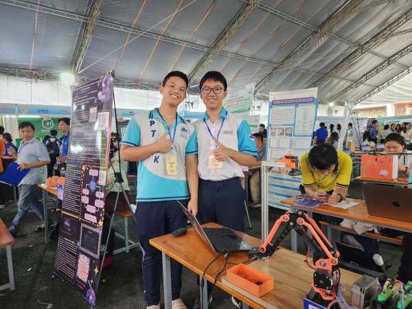 'Đề toán thi lớp 10 TP.HCM mà cho năm ngoái là em thủ khoa rồi' 'Đề toán thi lớp 10 TP.HCM mà cho năm ngoái là em thủ khoa rồi'