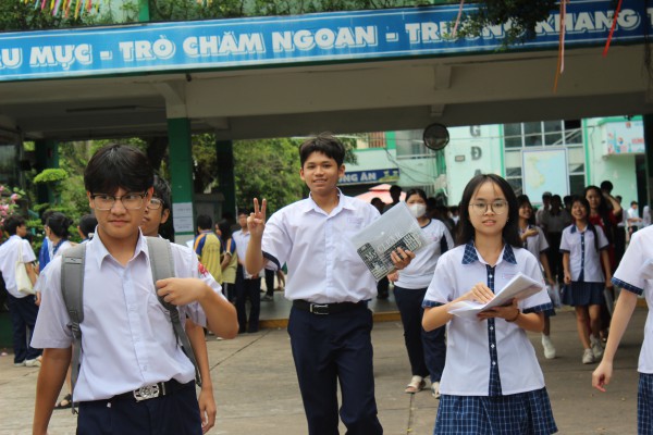 Đề toán thi lớp 10 TP.HCM 'rất dễ', 'dễ một cách ngạc nhiên'!