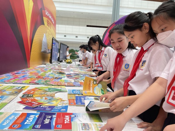 Đề xuất miễn phí sách giáo khoa từ năm 2029