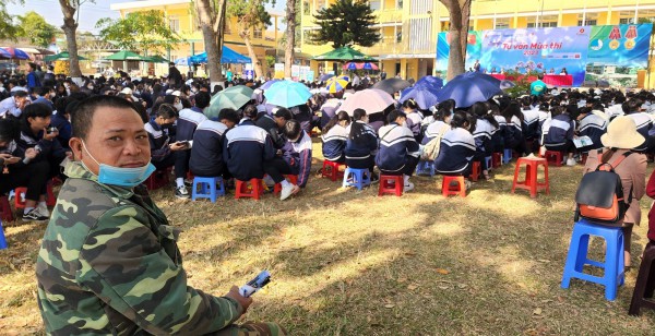 Đêm trực bảo vệ, sáng dự Tư vấn mùa thi cùng con