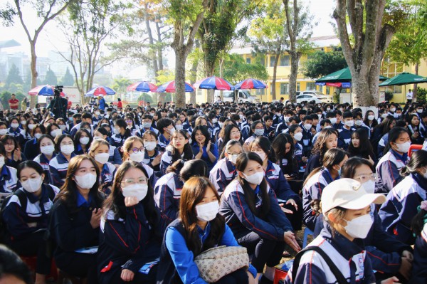 Đêm trực bảo vệ, sáng dự Tư vấn mùa thi cùng con