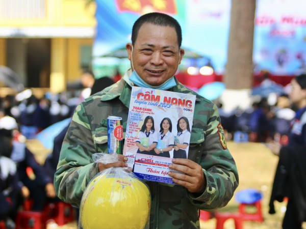 Đêm trực bảo vệ, sáng dự Tư vấn mùa thi cùng con