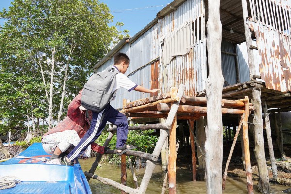 'Đi học' cùng con trên những chuyến đò