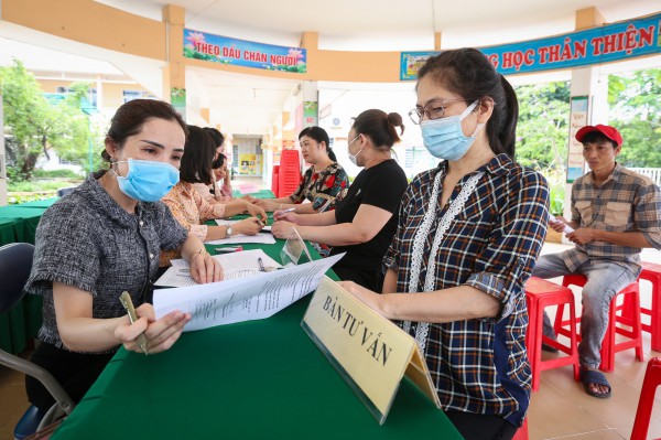 Đi từng hẻm, gõ cửa từng nhà giúp trẻ vào lớp 1