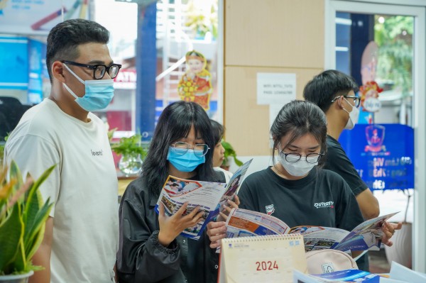 Điểm chuẩn thường cao hơn điểm sàn xét tuyển bao nhiêu?