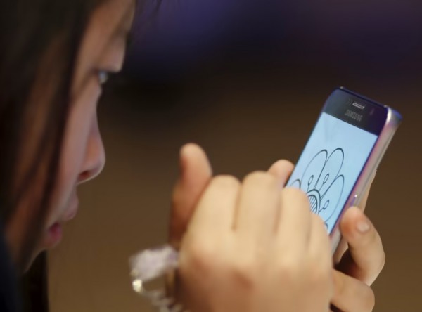 Điện thoại thông minh khiến học sinh thiếu ngủ: Phụ huynh làm gì?