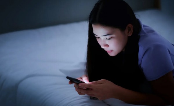 Điện thoại thông minh khiến học sinh thiếu ngủ: Phụ huynh làm gì?