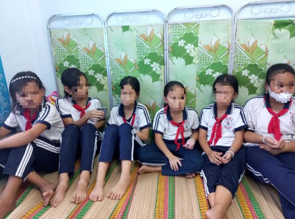 Điều tra vụ 8 học sinh nghi ngộ độc sau khi ăn kẹo ngoài cổng trường