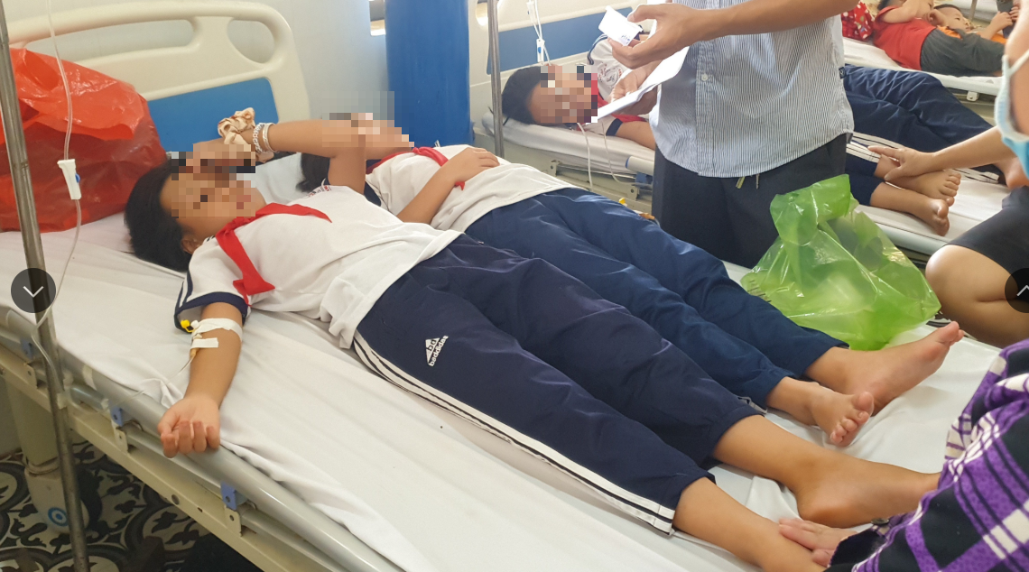 Điều tra vụ 8 học sinh nghi ngộ độc sau khi ăn kẹo ngoài cổng trường