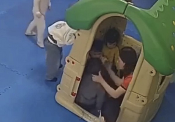 Đình chỉ giáo viên mầm non tát trẻ trước mặt bạn ở Hưng Yên Đình chỉ giáo viên mầm non tát trẻ trước mặt bạn ở Hưng Yên