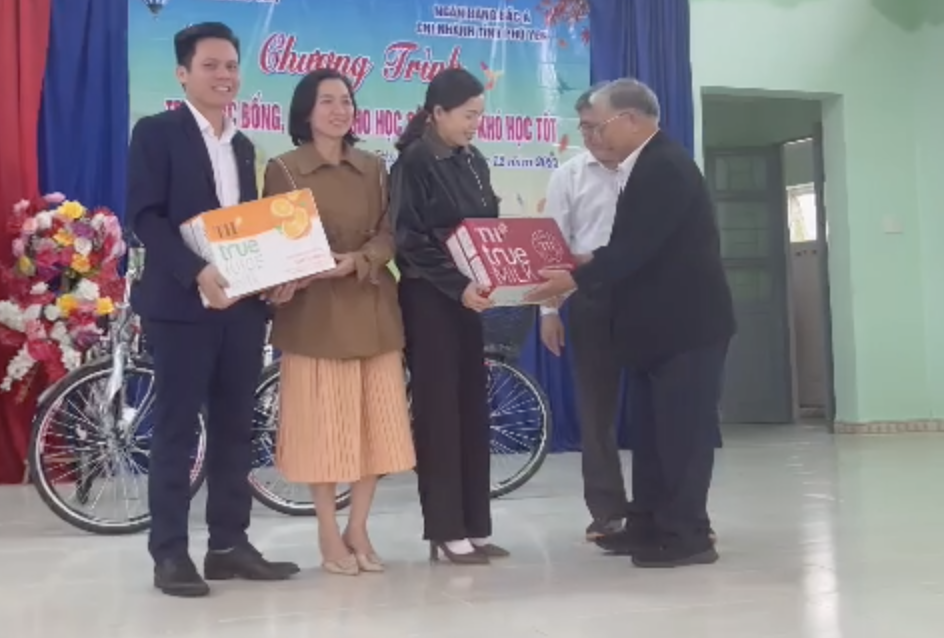 Đoàn Đại biểu Quốc hội tỉnh Phú Yên trao quà cho học sinh nghèo