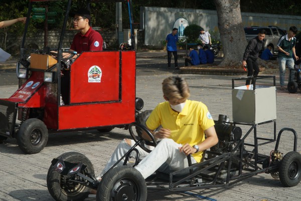 Độc lạ mô hình ô tô, tàu thủy năng lượng mặt trời do sinh viên thiết kế