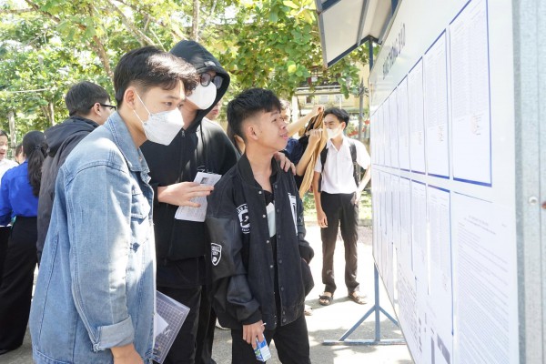 Đồng hành cùng sĩ tử Cơ Tu trước giờ bước vào kỳ thi tốt nghiệp THPT 2025 Đồng hành cùng sĩ tử Cơ Tu trước giờ bước vào kỳ thi tốt nghiệp THPT 2025