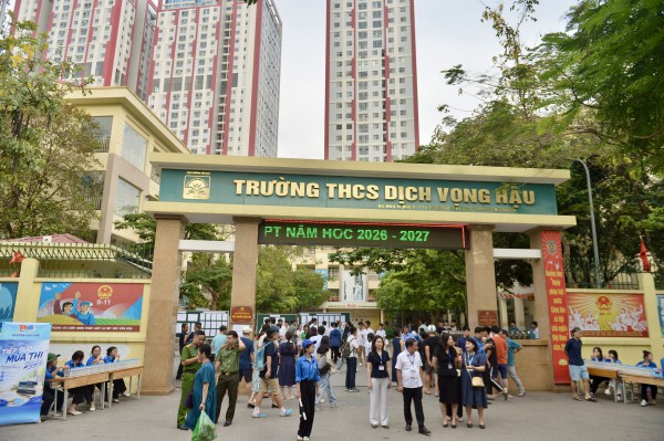 Đưa con vượt 30 km thi vào lớp 10, bố bóp vai mong con viết văn thật tốt