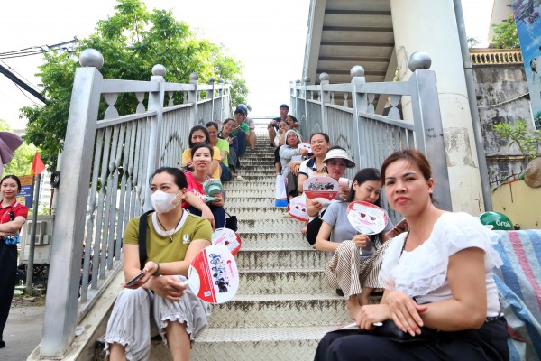 Đưa con vượt 30 km thi vào lớp 10, bố bóp vai mong con viết văn thật tốt
