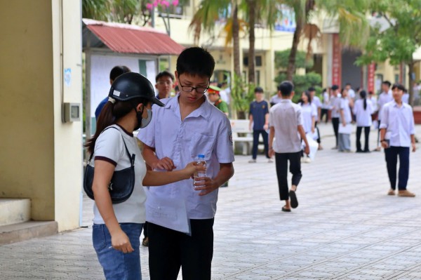 Đưa con vượt 30 km thi vào lớp 10, bố bóp vai mong con viết văn thật tốt