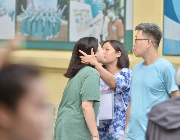 Đưa con vượt 30 km thi vào lớp 10, bố bóp vai mong con viết văn thật tốt