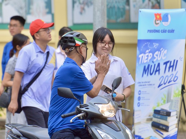 Đưa con vượt 30 km thi vào lớp 10, bố bóp vai mong con viết văn thật tốt