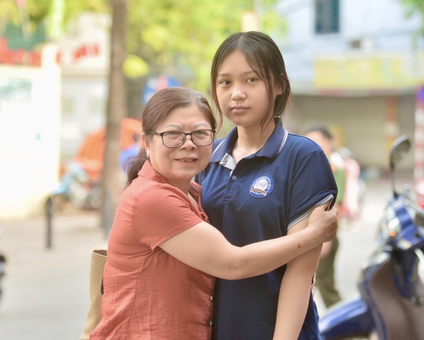 Đưa con vượt 30 km thi vào lớp 10, bố bóp vai mong con viết văn thật tốt